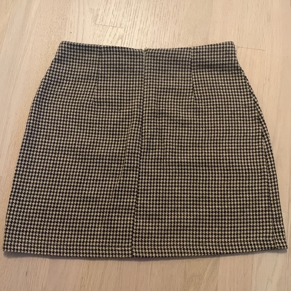 Mid-Thigh Length Skirt - Picture 3 of 4